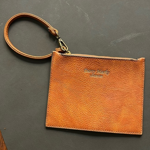 DARCY MARKS LONDON 💯 leather wristlet purse adjustable strap as new condition - Picture 2 of 4